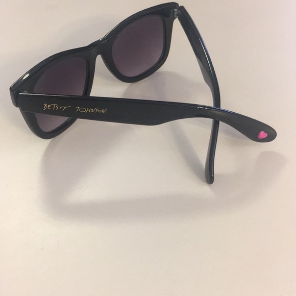 Ladies Betsey Johnson sunglasses - Picture 2 of 4